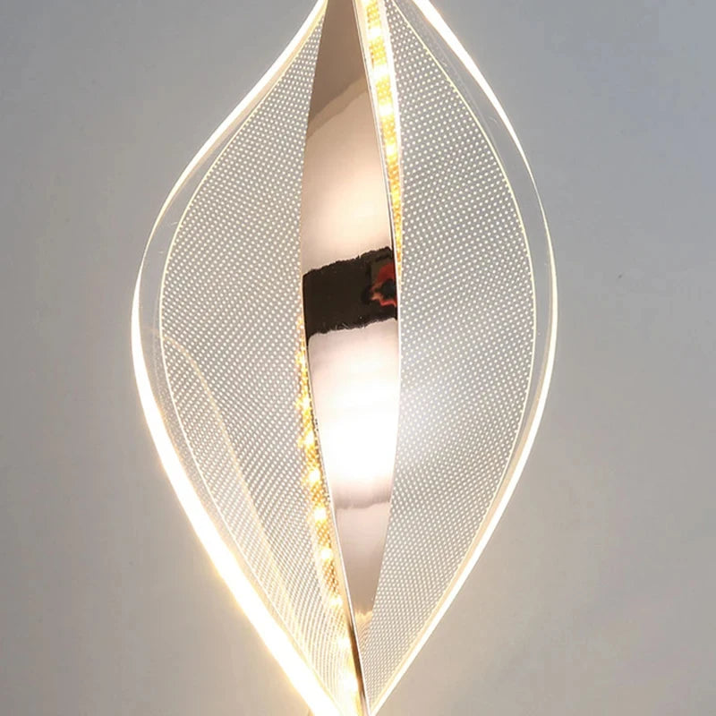 Suspension ruban LED torsadé en acrylique – Étretat allumée