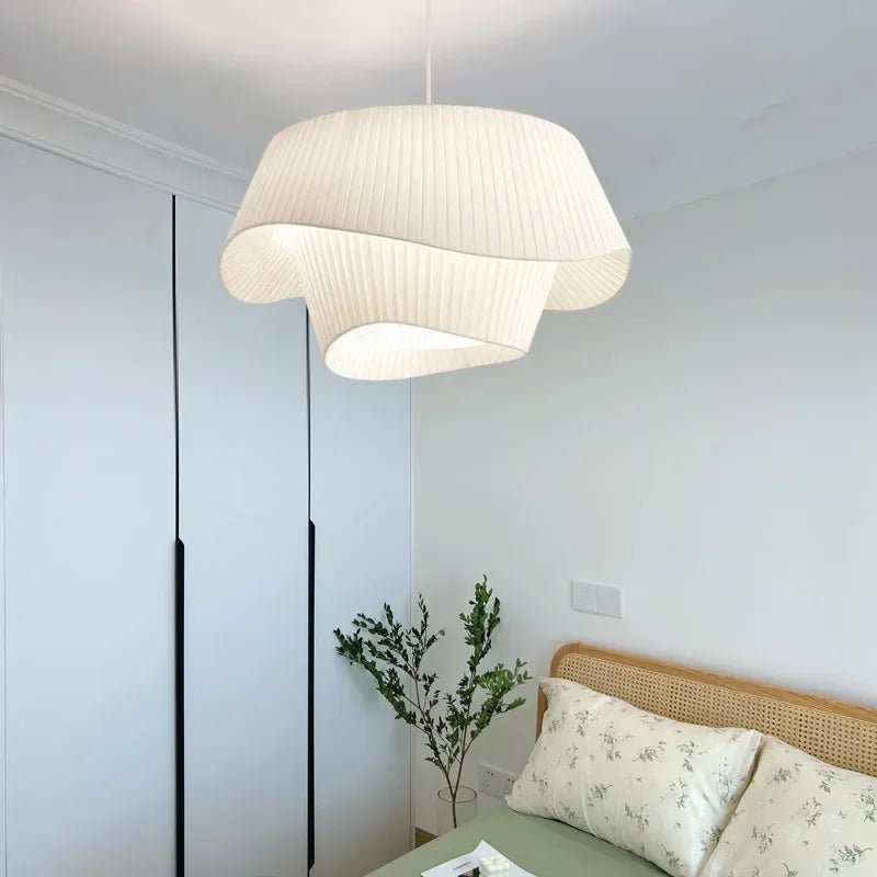 Suspension plissée en tissu blanc, style moderne – Grignan, vue d’ambiance