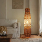 Lampadaire ou lampe en rotin tressé main, forme fuselée – Tourtour, vue d’ambiance