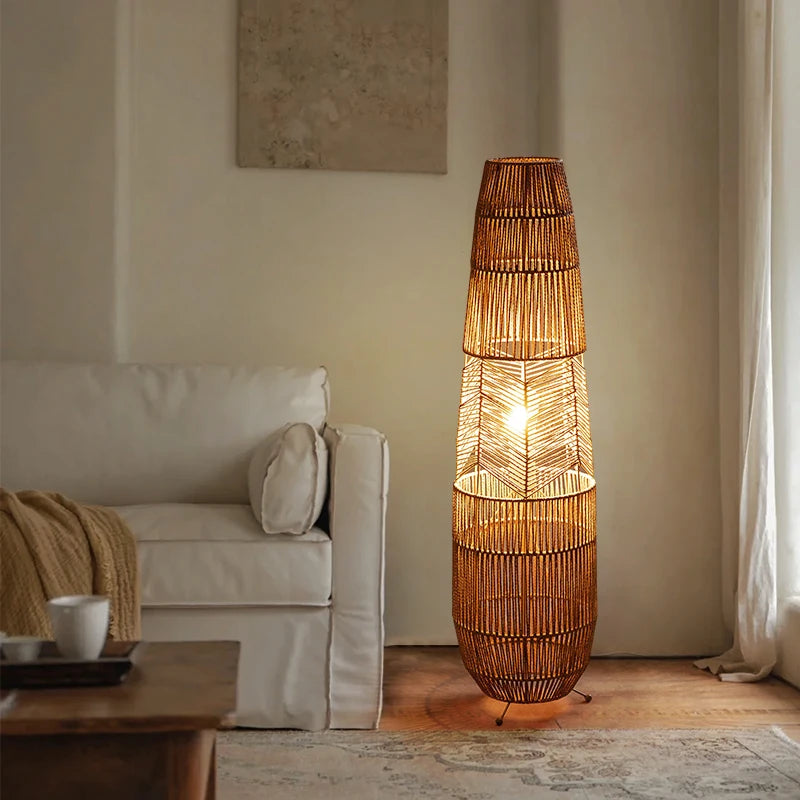 Lampadaire ou lampe en rotin tressé main, forme fuselée – Tourtour, vue d’ambiance