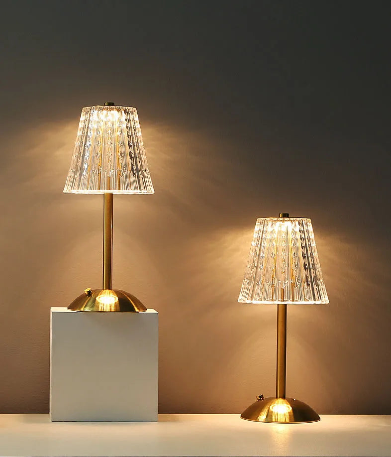 Lampe sans fil rechargeable, abat-jour cristal – Mazarin allumée