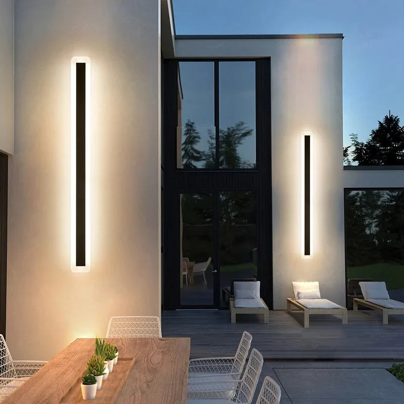 Applique extérieure linéaire noire ou dorée, 30 à 150 cm – Lacanau, vue d’ambiance