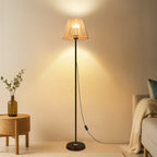 Lampadaire en rotin tressé main, H 140 cm – Frigiliana dans un intérieur