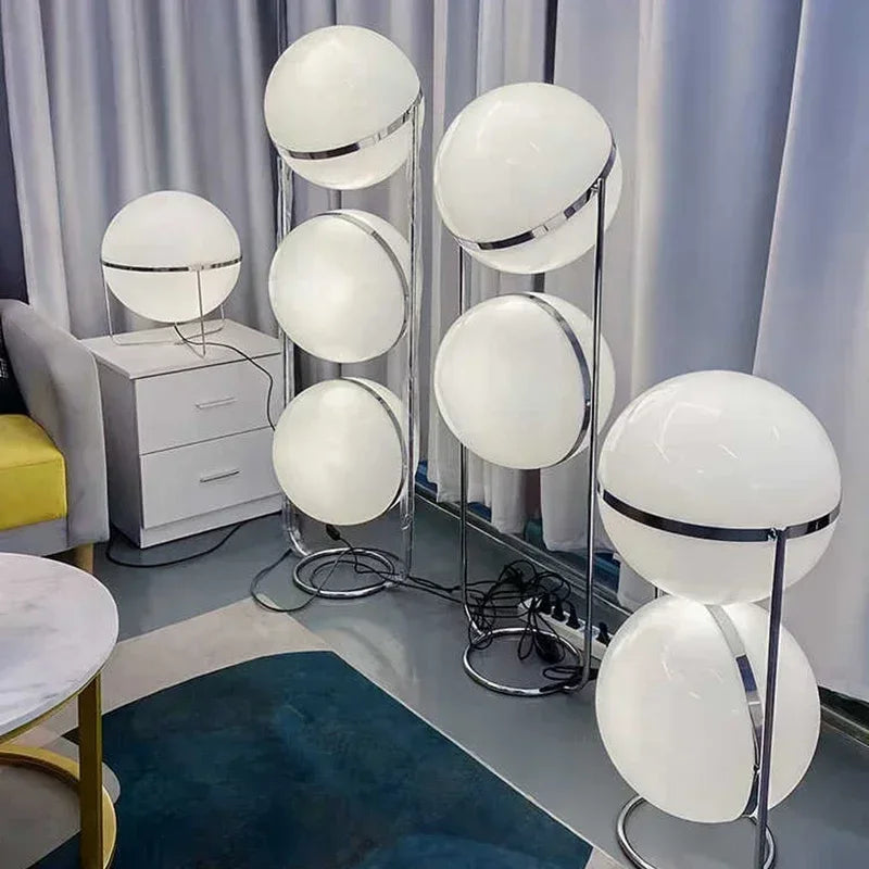 Lampadaire globes opalins et cadre chromé – Biarritz, vue d’ambiance