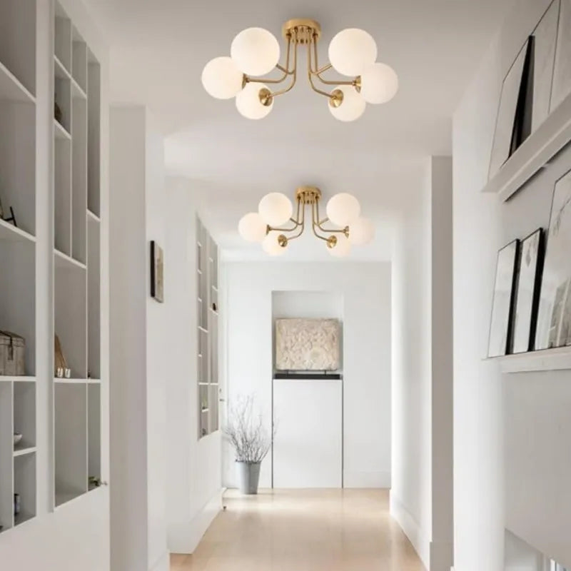 Plafonnier tiges courbes et globes opalins, 3 ou 6 lumières – Raspail dans un intérieur