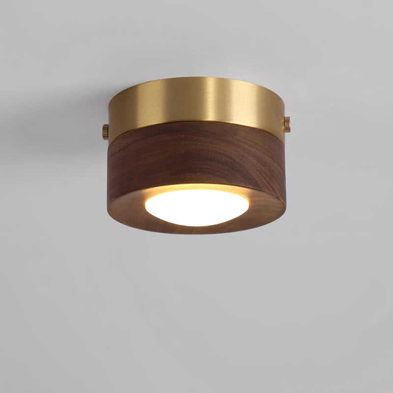 Petit plafonnier en bois et laiton, spot Ø 10 cm – Kurama allumé