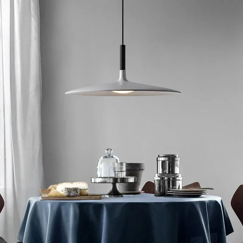 Suspension soucoupe laquée, six couleurs, Ø 25 à 45 cm – Cervo dans un intérieur