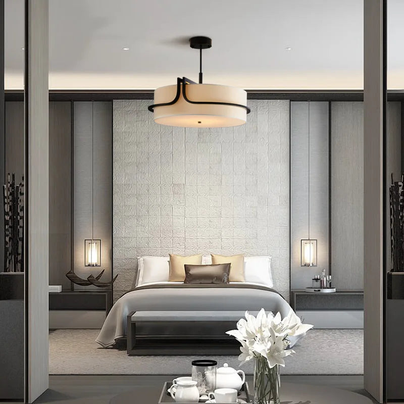 Suspension tambour en tissu et métal noir – Malmaison, vue d’ambiance
