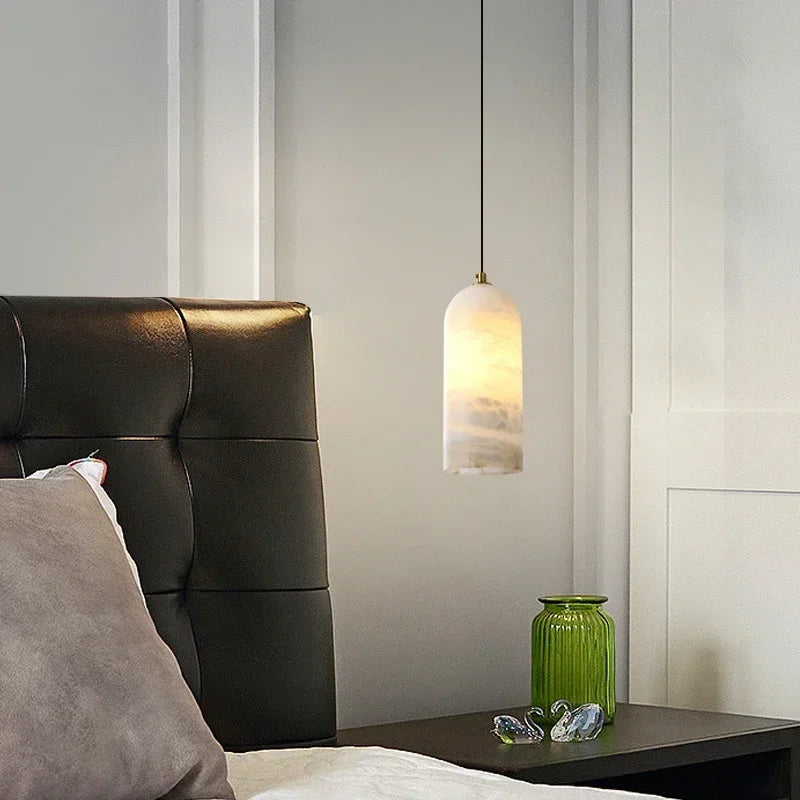 Suspension en marbre veiné et cuivre doré, Ø 10 cm – Modica, vue d’ambiance