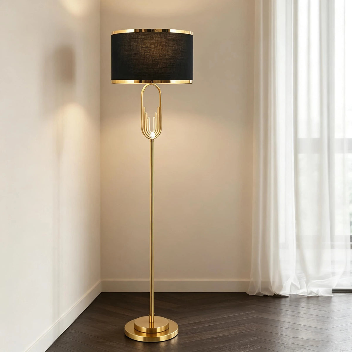 Lampadaire doré, abat-jour blanc, gris ou noir – Menaggio allumé