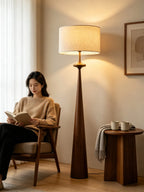 Lampadaire en noyer, abat-jour plissé ou lin – Cahors dans un intérieur
