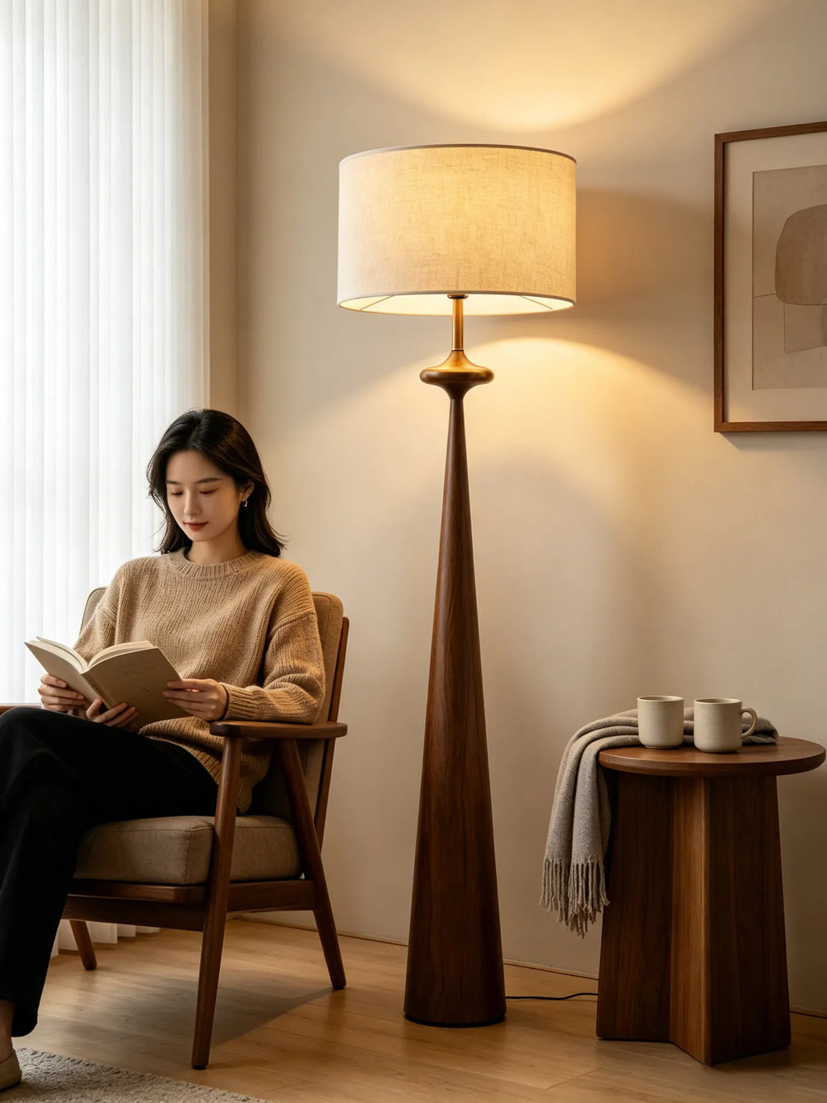 Lampadaire en noyer, abat-jour plissé ou lin – Cahors dans un intérieur