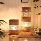 Lampe colonne en rotin tressé, à poser au sol – Gigondas allumée