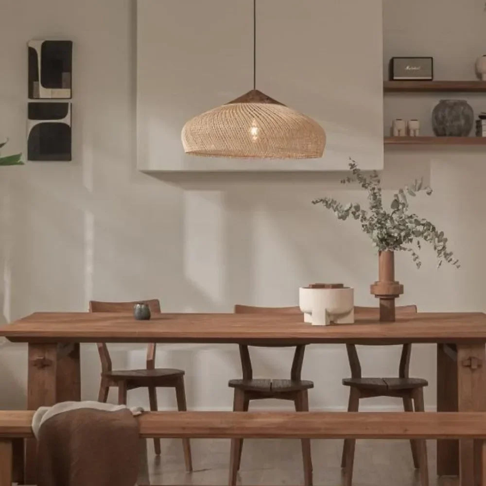 Suspension en rotin tressé et bois, style bohème – Ramatuelle dans un intérieur