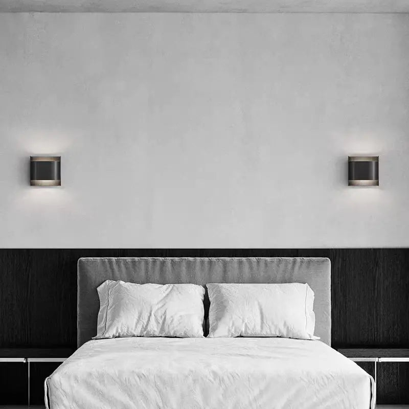 Applique en laiton plié, doré ou noir, quatre tailles – Mirepoix dans un intérieur