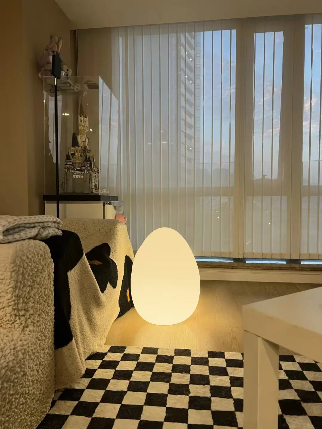 Espelette, œuf de lumière posé au sol, en situation