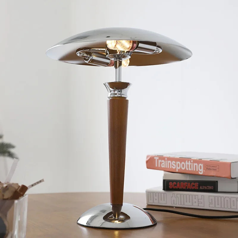 Lampe champignon en bois foncé et chrome, esprit Art déco – Deauville, vue d’ambiance