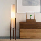 Lampadaire trépied en bois et colonne de tissu – Murs, vue d’ambiance