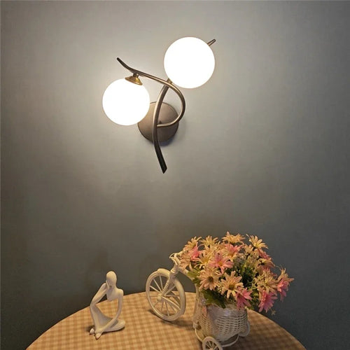 Applique branche et deux globes opalins – Ternes dans un intérieur