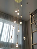 Lustre gouttes de cristal pour escalier, 6 ou 8 gouttes – Chaalis, vue d’ambiance