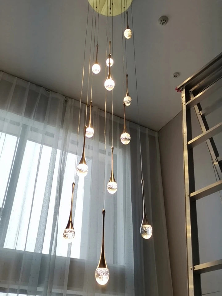 Lustre gouttes de cristal pour escalier, 6 ou 8 gouttes – Chaalis, vue d’ambiance