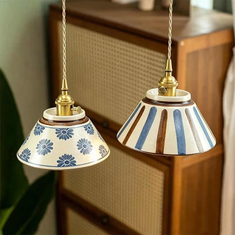 Suspension ou applique en céramique peinte, motifs bleus – Vinsobres, vue d’ambiance