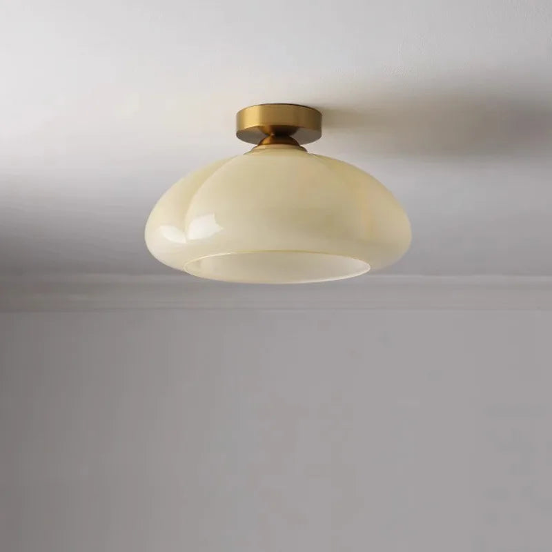 Plafonnier coupole en verre orange ou crème – Belleville, vue d’ambiance