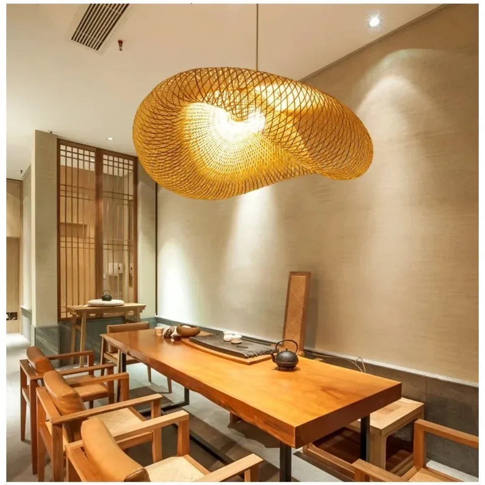 Suspension vague en bambou tressé, esprit bohème – Cadaqués dans un intérieur