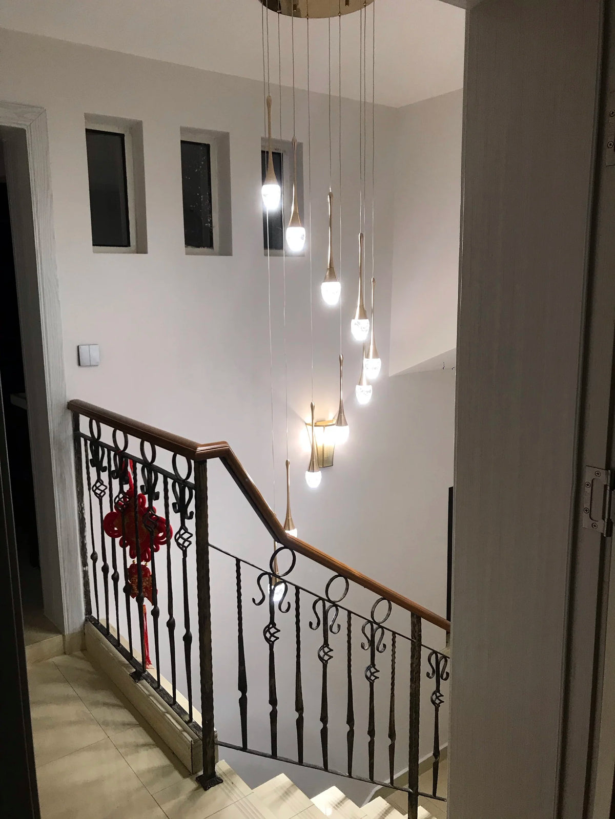 Lustre gouttes de cristal pour escalier, 6 ou 8 gouttes – Chaalis, vue d’ambiance