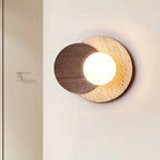 Applique disque en travertin, demi-lune en bois et globe – Séguret dans un intérieur