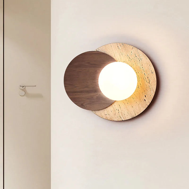 Applique disque en travertin, demi-lune en bois et globe – Séguret dans un intérieur