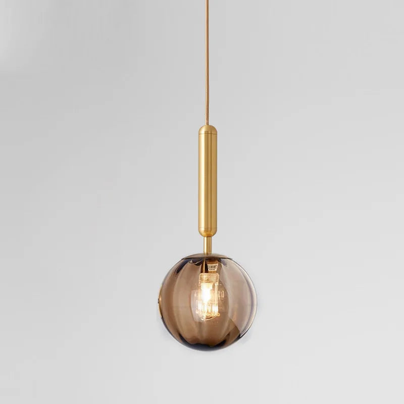 Suspension globe en verre teinté et tige, noir ou doré – Lido, finition doré, verre ambré