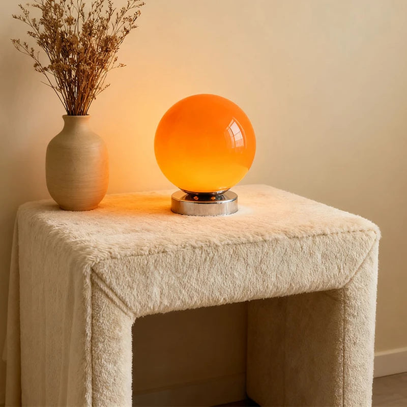 Kurobe, globe de verre sur socle chromé, en situation