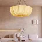 Suspension en tissu plissé et chaîne, style wabi-sabi – Ohara, vue d’ambiance