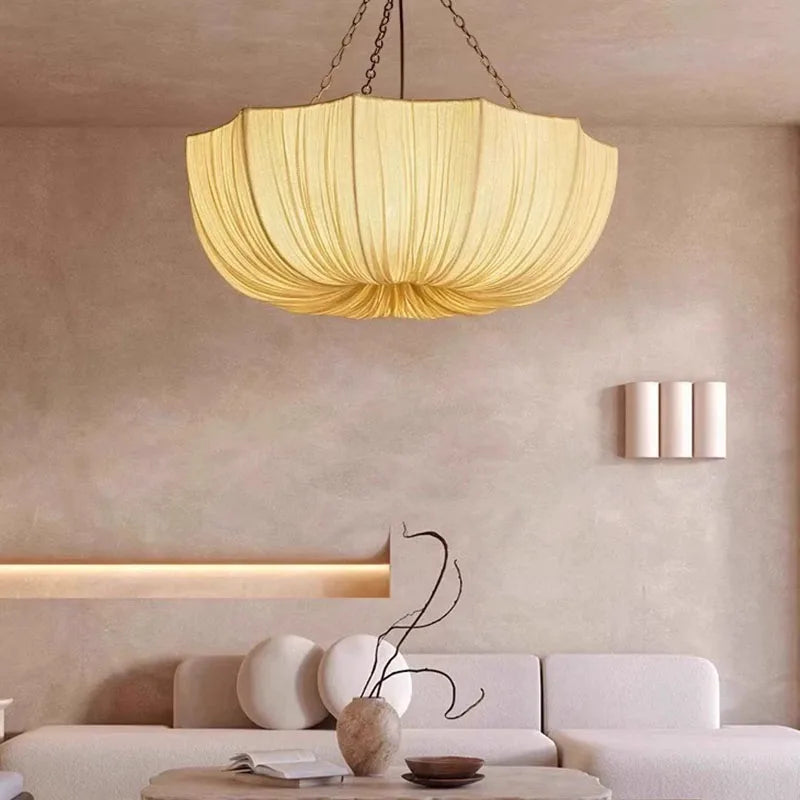 Suspension en tissu plissé et chaîne, style wabi-sabi – Ohara, vue d’ambiance
