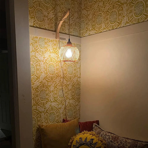 Applique à brancher, lanterne en bambou sur bras en bois – Moustiers dans un intérieur