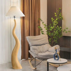 Lampadaire sculptural ondulé et abat-jour plissé – Joucas, vue d’ambiance