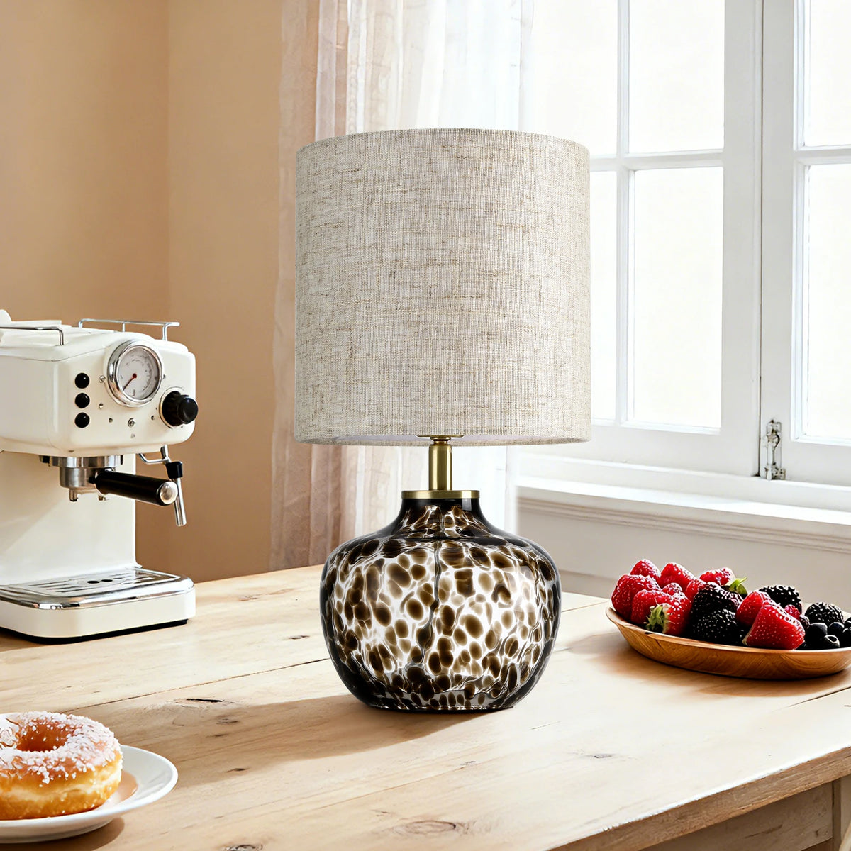 Lampe de chevet, pied motif léopard, abat-jour en lin – Barjac dans un intérieur
