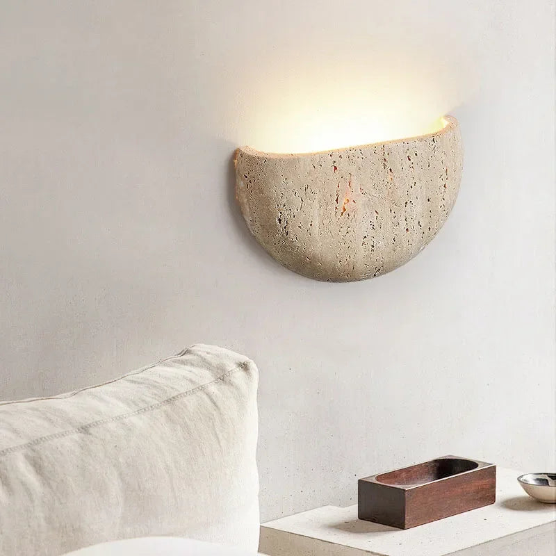 Applique demi-lune en pierre naturelle – Ortigia, vue d’ambiance