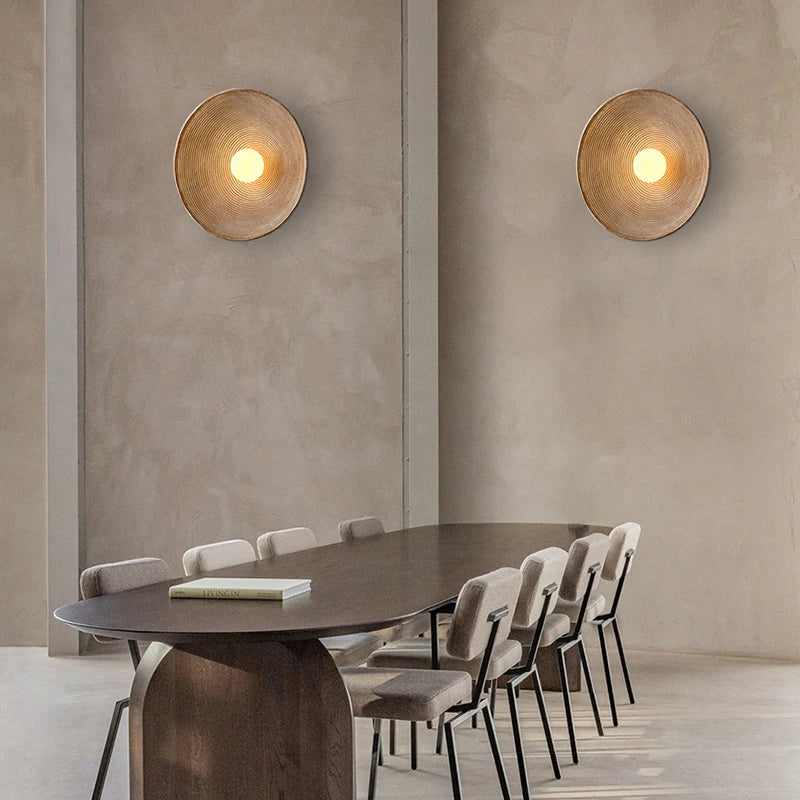 Applique coupe striée en résine, sable ou terre cuite – Prades dans un intérieur