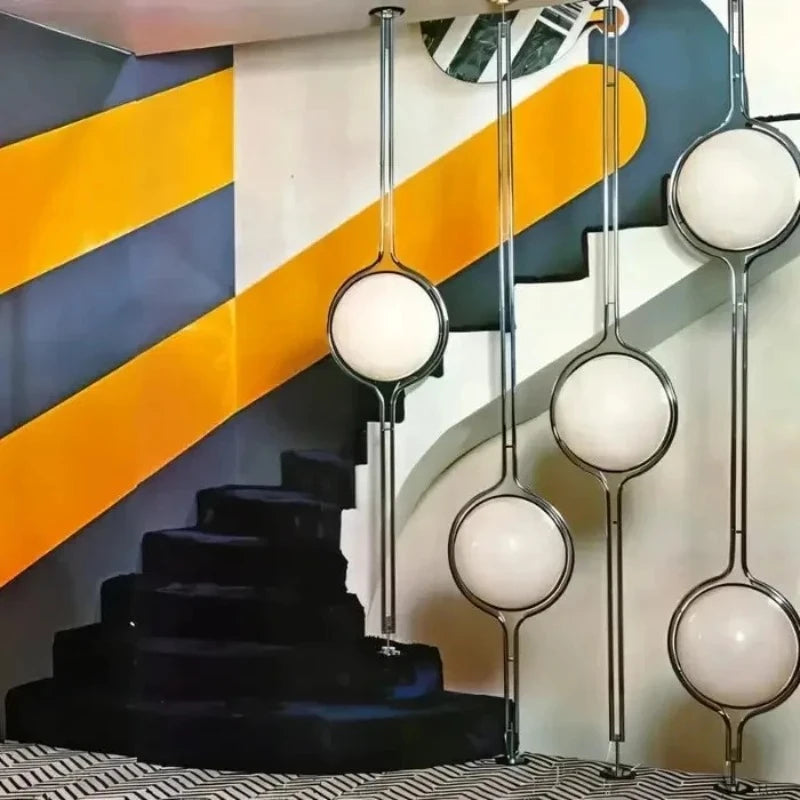 Lampadaire globes opalins et cadre chromé – Biarritz, vue d’ambiance