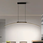 Suspension arc LED noire, ligne minimaliste – Arles, sur fond blanc