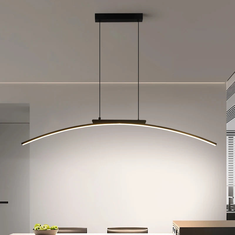 Suspension arc LED noire, ligne minimaliste – Arles, sur fond blanc