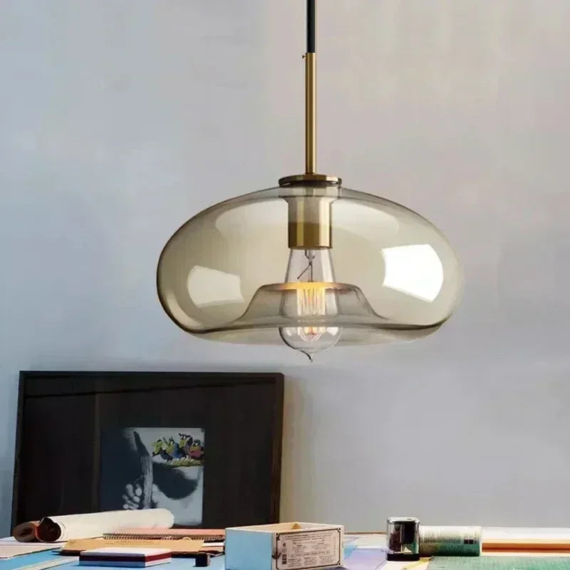 Suspension en verre cognac, cinq formes, monture laiton – Sovana, vue d’ambiance