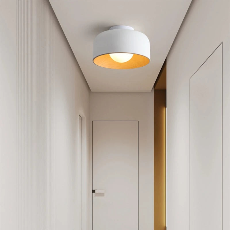 Petit plafonnier bol laqué, intérieur effet bois, Ø 22 cm – Aups, vue d’ambiance