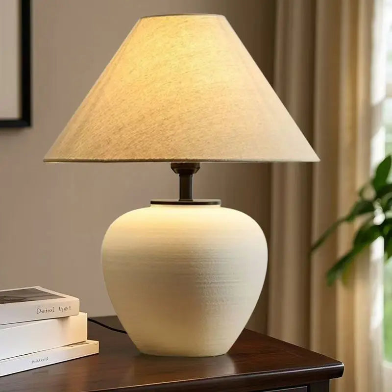 Lampe à poser en céramique, abat-jour en tissu – Cliousclat, vue d’ambiance