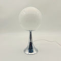 Lampe à poser globe de verre sur pied chromé – Cabourg, finition blanc