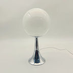 Lampe à poser globe de verre sur pied chromé – Cabourg, finition blanc