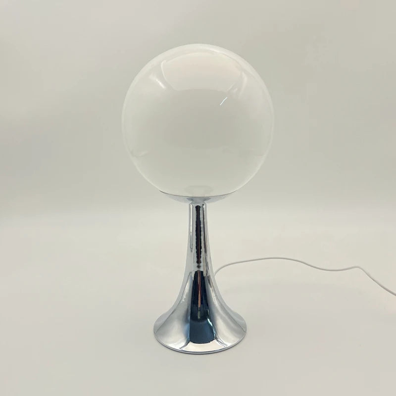 Lampe à poser globe de verre sur pied chromé – Cabourg, finition blanc