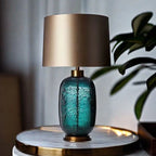 Lampe à poser pied en verre et abat-jour satiné – Chenonceau, vue d’ambiance